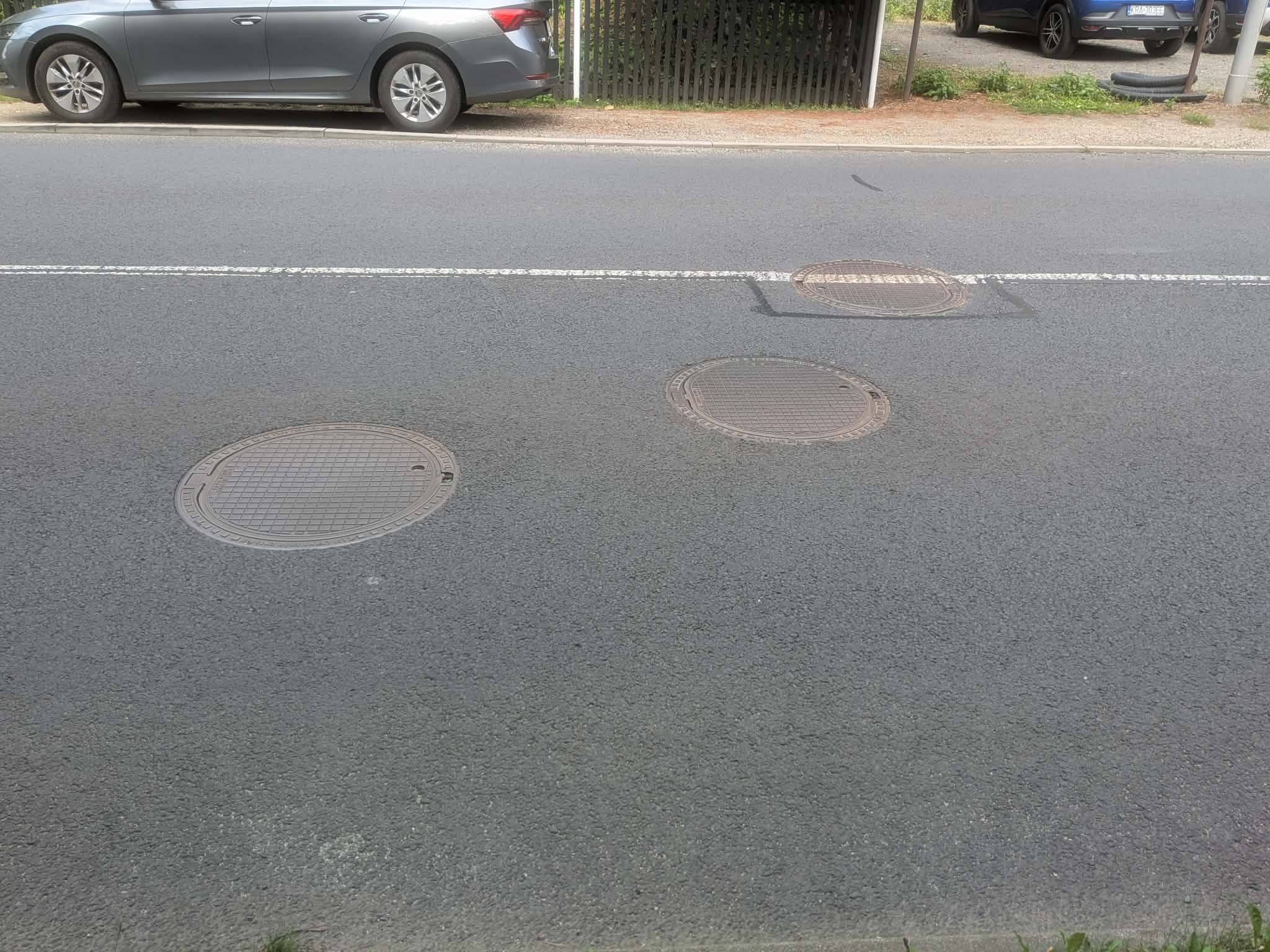 Výměna poklopů dešťových vpustí v Nádražní