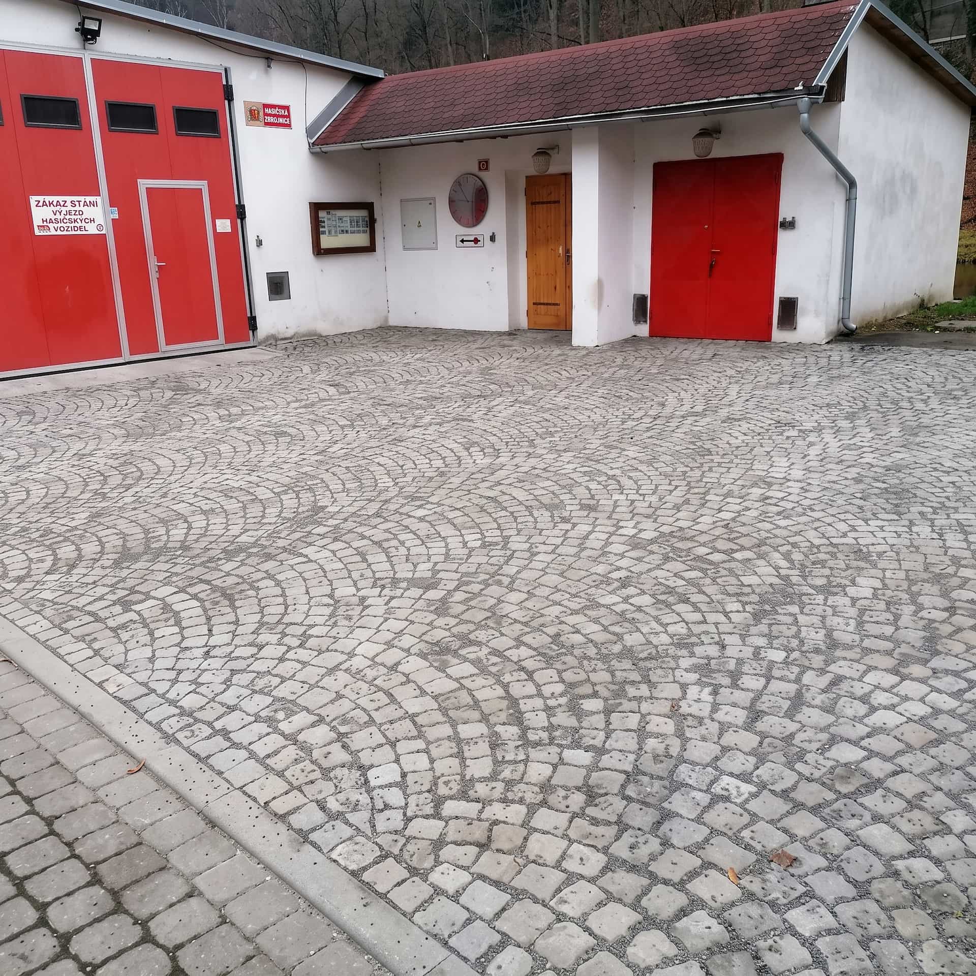 Manipulační plocha před hasičskou zbrojnicí -